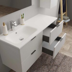 Mobile bagno t.b.t. bianco con lavabo e cassetti aperti. Arredo bagno.