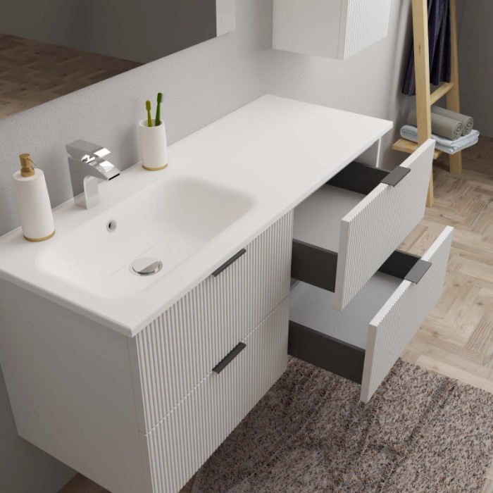 Mobile bagno t.b.t. bianco con lavabo e cassetti aperti. Arredo bagno.