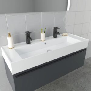 Mobile bagno moderno con doppio lavabo, mobile grigio e rubinetti neri.
