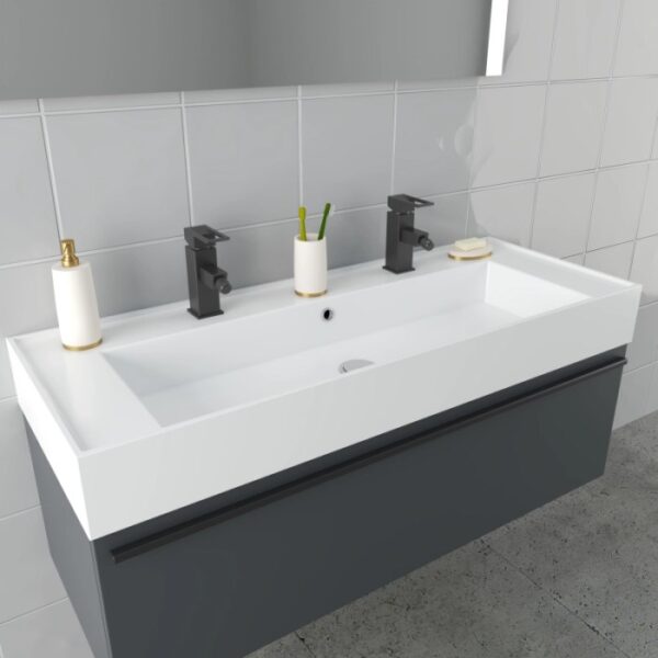 Mobile bagno moderno con doppio lavabo, mobile grigio e rubinetti neri.
