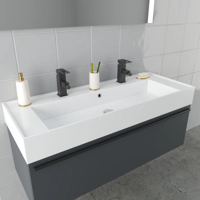 Mobile bagno moderno con doppio lavabo, mobile grigio e rubinetti neri.