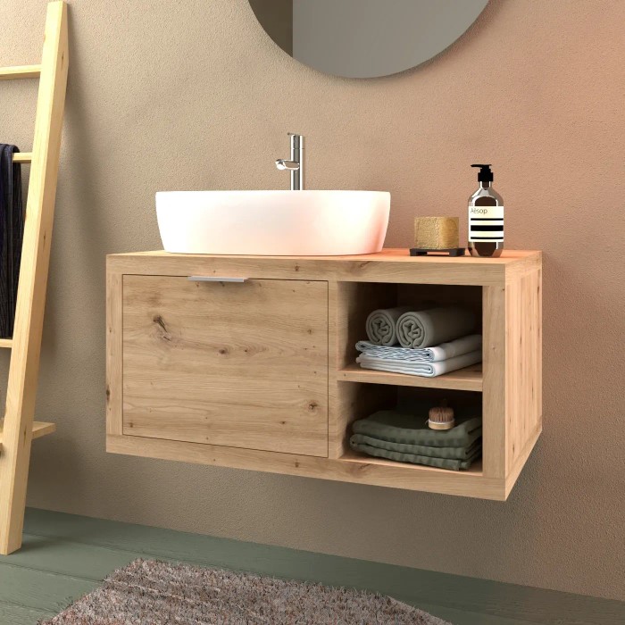 Mobile bagno in legno con lavabo d'appoggio e asciugamani in bagno.