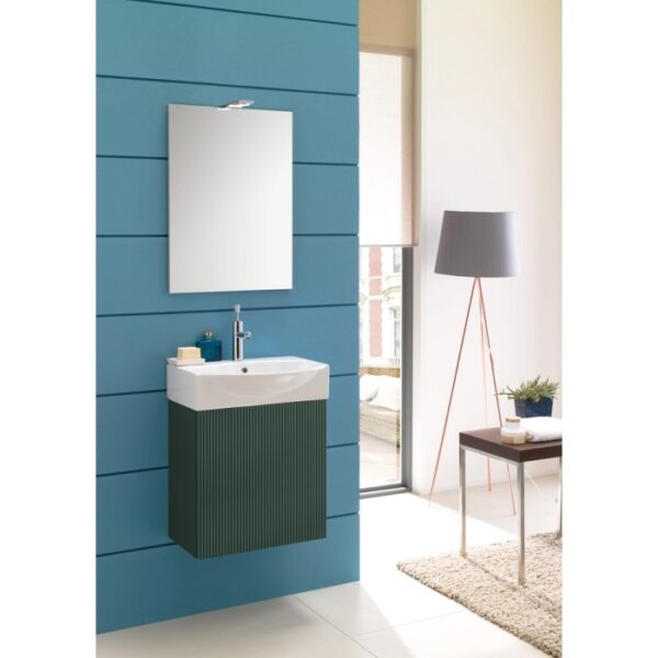 Set di mobili bagno moderni con lavabo, specchio e mobile base verde. Design bagno elegante.