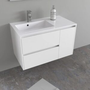 Mobile bagno bianco con lavabo e rubinetto.