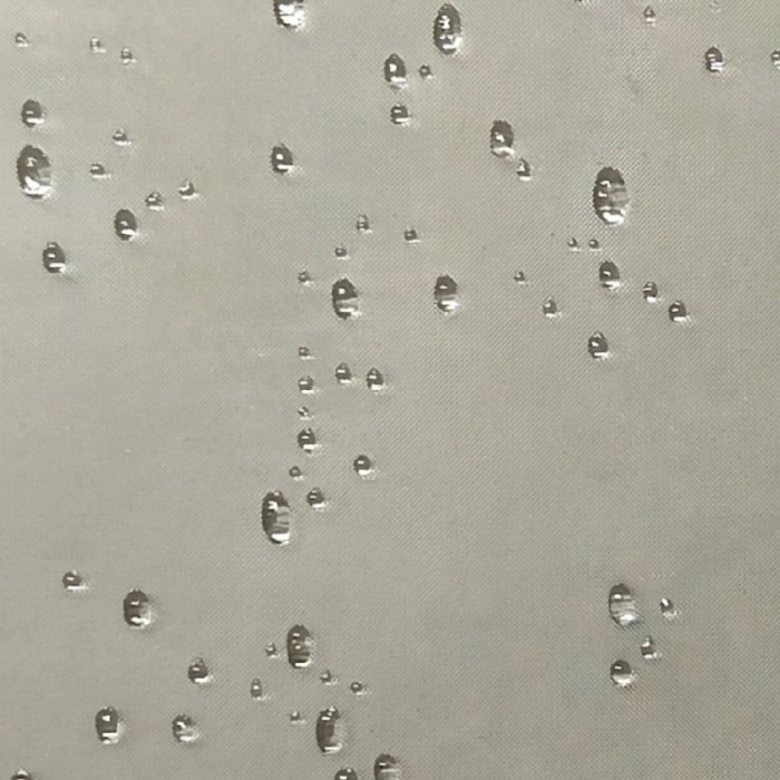 Primo piano di gocce d'acqua su un box doccia t.b.t.
