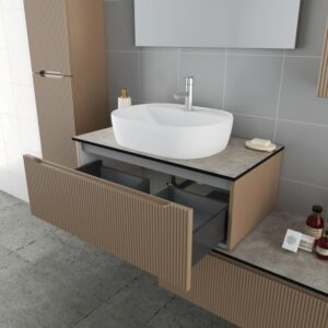 Set di mobili da bagno moderni con lavabo, mobile sottolavabo e colonna in marrone con texture a coste.