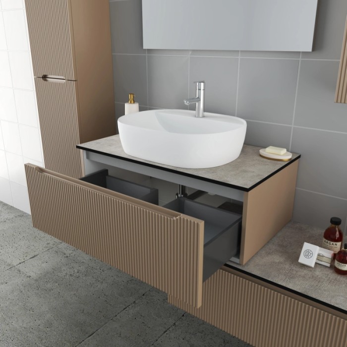 Set di mobili da bagno moderni con lavabo, mobile sottolavabo e colonna in marrone con texture a coste.
