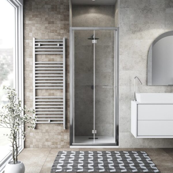 Box doccia t.b.t. con telaio argentato in bagno.