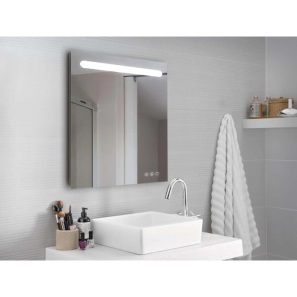 Specchio rettangolare con illuminazione a LED sopra un lavandino in bagno.