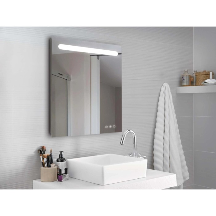 Specchio rettangolare con illuminazione a LED sopra un lavandino in bagno.