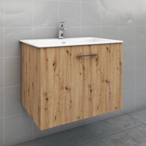 Mobile bagno sospeso effetto legno con lavabo bianco e rubinetto.