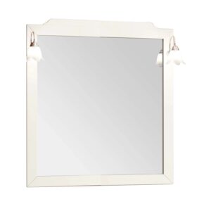 Specchiera quadrata con cornice bianca e due lampade.