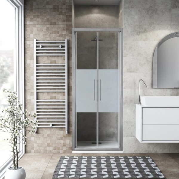 Box doccia t.b.t. con satinatura parziale in ambiente bagno.