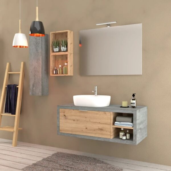 Bagno moderno con mobile lavabo, specchio, mensola e scala. Arredo bagno.
