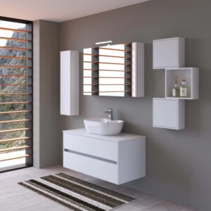 Set di mobili bagno moderni bianchi con lavabo, specchiera e pensili.