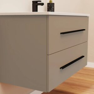 Mobile bagno moderno con mobile lavabo grigio e maniglie nere.