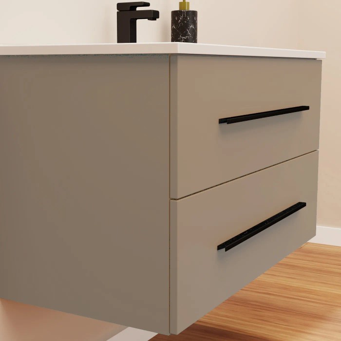 Mobile bagno moderno con mobile lavabo grigio e maniglie nere.