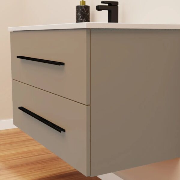 t.b.t. Mobile bagno sospeso beige con maniglie nere. Arredo bagno.