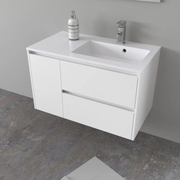 Mobile bagno bianco con lavabo e rubinetto. Arredo bagno per bagni moderni.