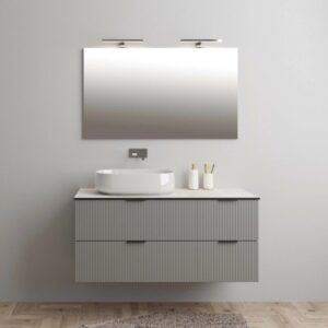 Set di mobili da bagno moderni con lavabo, specchio e mobiletto grigio.