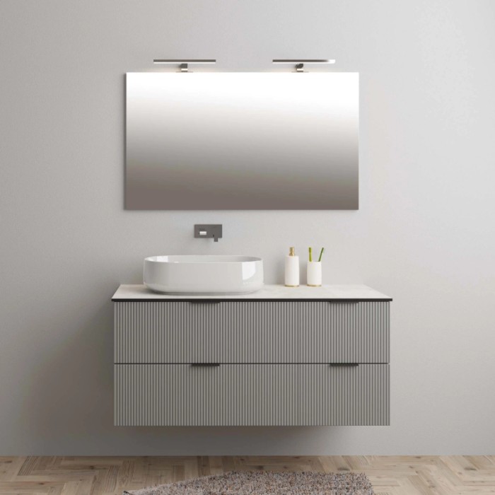 Set di mobili da bagno moderni con lavabo, specchio e mobiletto grigio.