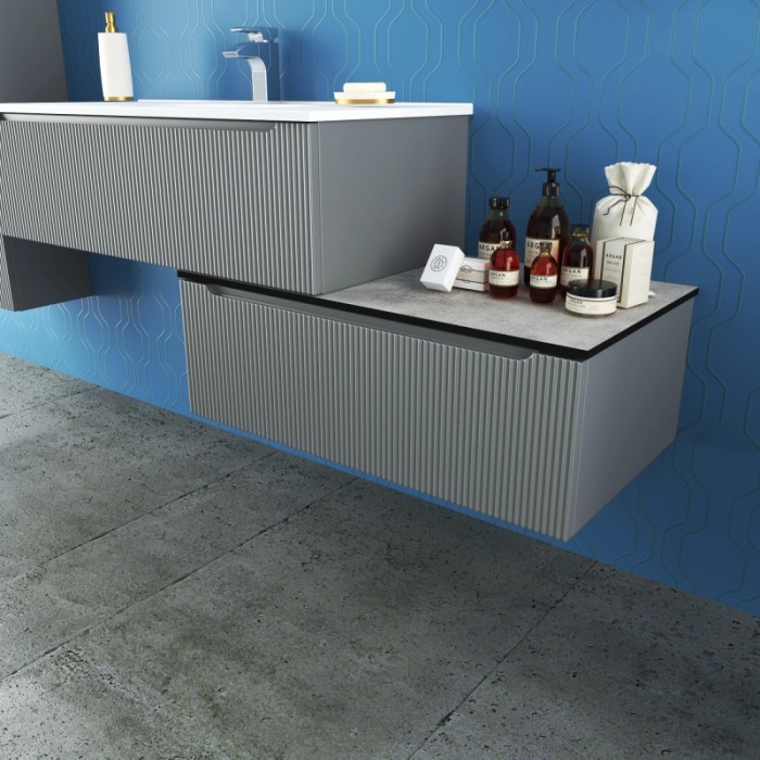 Mobile bagno grigio con struttura a coste e ripiano per accessori da bagno.