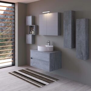 Moderno set di mobili da bagno grigi con lavabo, specchiera e mensole.