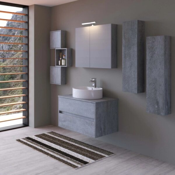 Moderno set di mobili da bagno grigi con lavabo, specchiera e mensole.