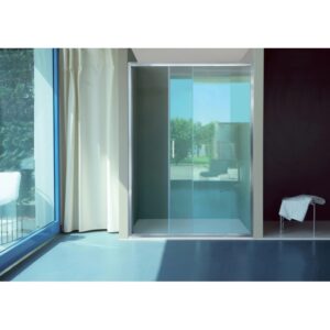 Moderna porta doccia t.b.t. con porta scorrevole in vetro e telaio argentato.