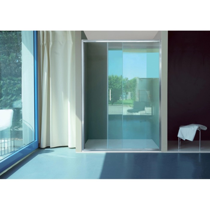 Moderna porta doccia t.b.t. con porta scorrevole in vetro e telaio argentato.
