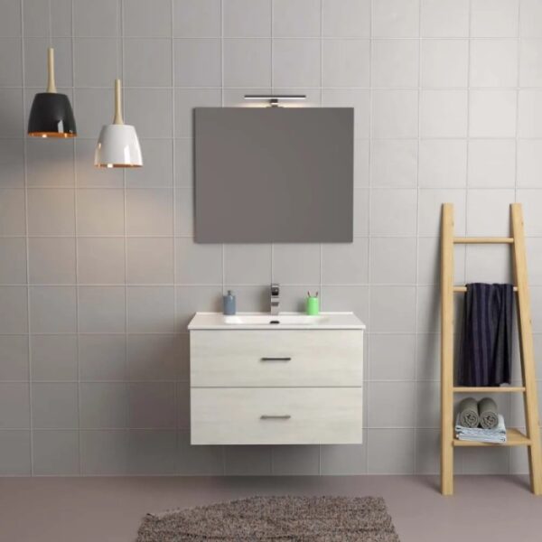 Bagno moderno con mobile lavabo, specchio e scaletta porta asciugamani. Arredo bagno.