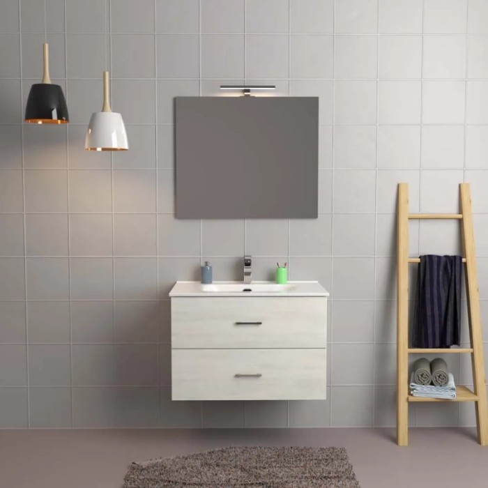 Bagno moderno con mobile lavabo, specchio e scaletta porta asciugamani. Arredo bagno.