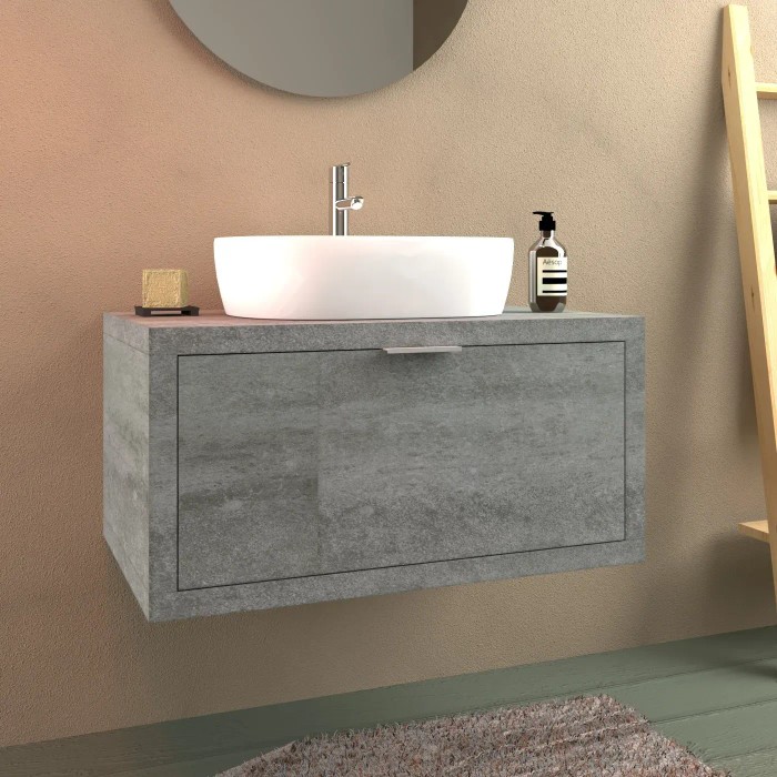 Mobile bagno grigio con lavabo da appoggio.