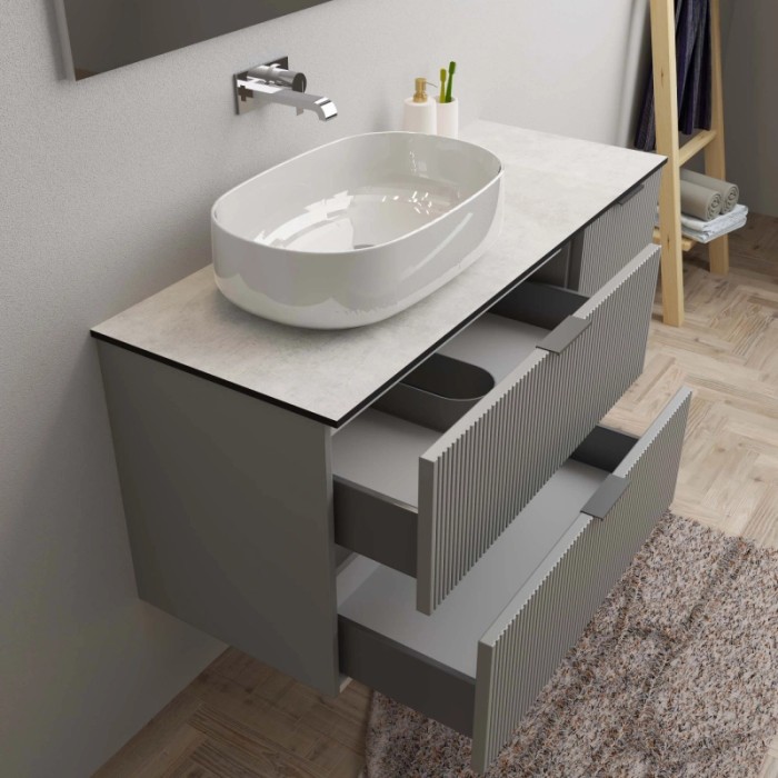 Mobile bagno grigio con lavabo d'appoggio e cassetti aperti. Arredo bagno.