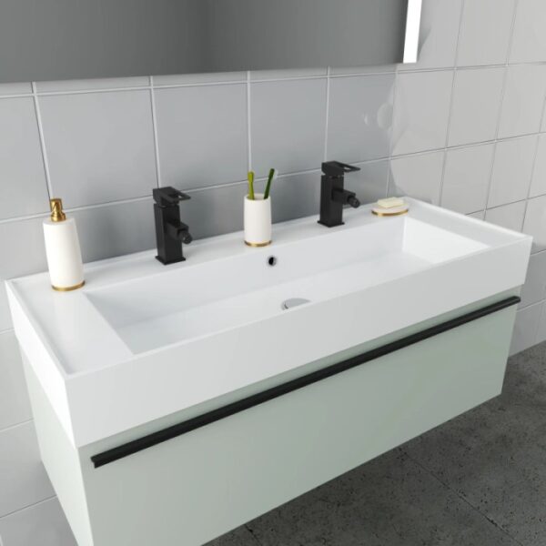 Set di mobili da bagno moderni con doppio lavabo, rubinetti e accessori.