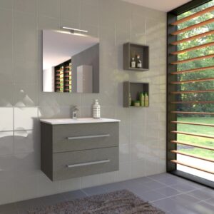 Mobile bagno grigio con specchio e due mensole come set da bagno.