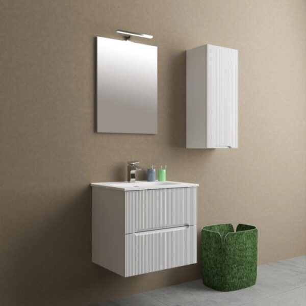 Moderno set di mobili da bagno bianchi: mobile lavabo, pensile e specchio con lampada.