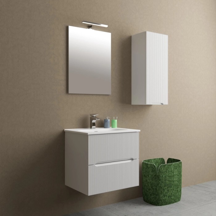 Moderno set di mobili da bagno bianchi: mobile lavabo, pensile e specchio con lampada.