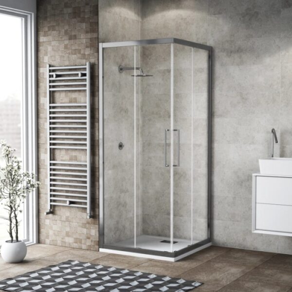 Box doccia angolare con telaio argento e ante in vetro in bagno.