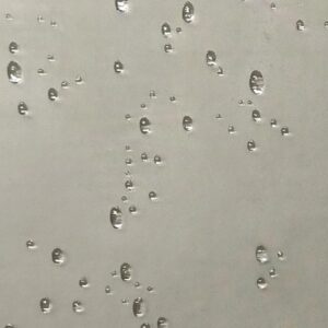 Primo piano di un box doccia t.b.t. con gocce d'acqua.
