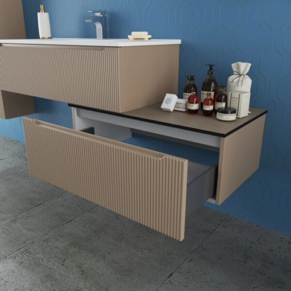 Set di mobili da bagno moderni beige con cassetto aperto e prodotti per la cura.