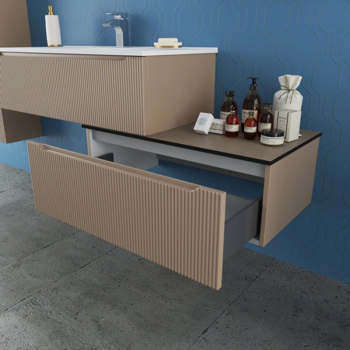 Set di mobili da bagno moderni beige con cassetto aperto e prodotti per la cura.