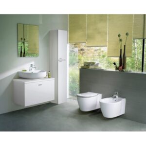 Bagno moderno con bidet, lavabo e mobile a specchio in bianco.