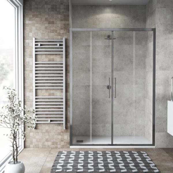 Box doccia t.b.t. moderna argentata con ante scorrevoli in bagno.