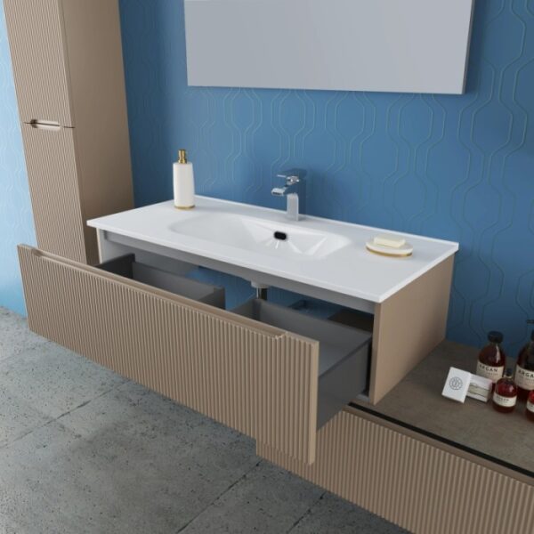Set di mobili bagno moderni con lavabo, mobile sottolavabo con cassetti e mobile alto in beige.
