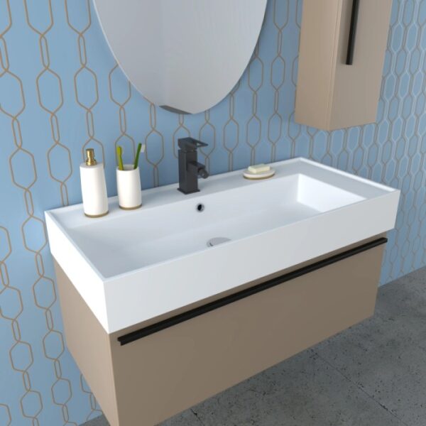Moderno set di mobili da bagno: mobile lavabo con lavandino, specchio e pensile in beige e bianco.