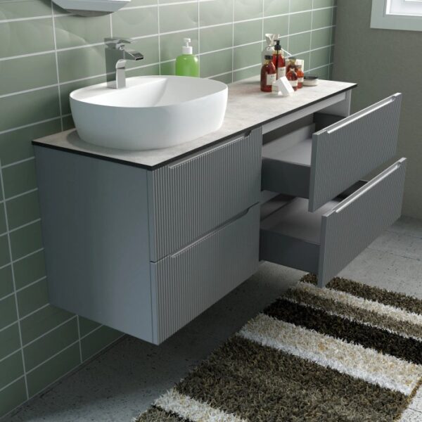 Mobile bagno grigio con lavabo d'appoggio e due cassetti. Arredo bagno.