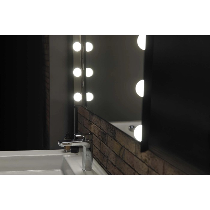 Specchio da parete t.b.t. con luci in bagno.
