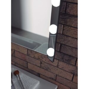Dettaglio di uno specchio da parete illuminato. Ideale per bagno o zona trucco.