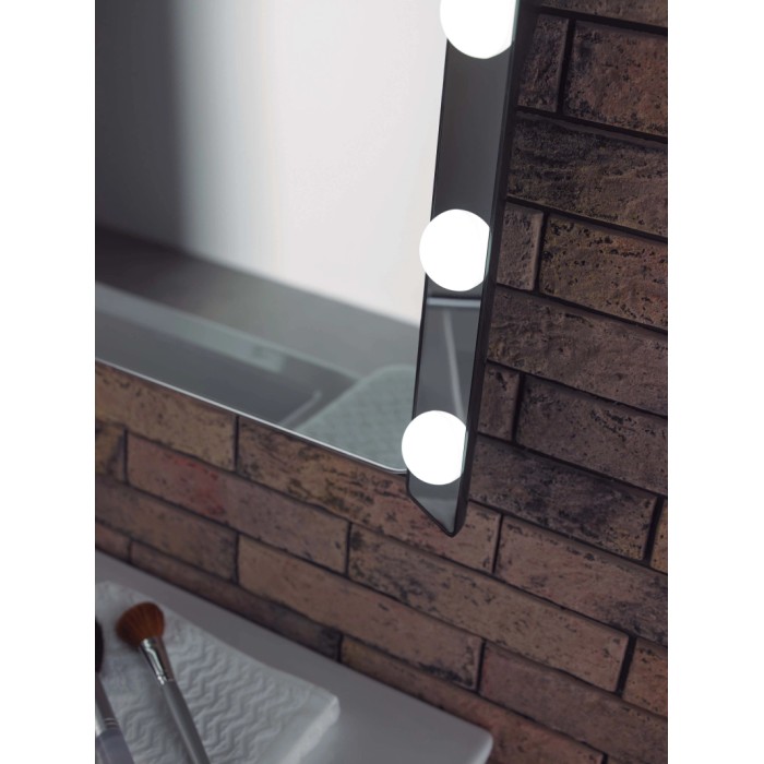 Dettaglio di uno specchio da parete illuminato. Ideale per bagno o zona trucco.